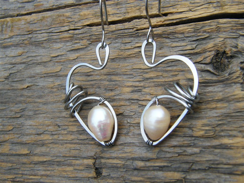 Náušnice se světle lososovými perlami - tepaná chirurgická ocel