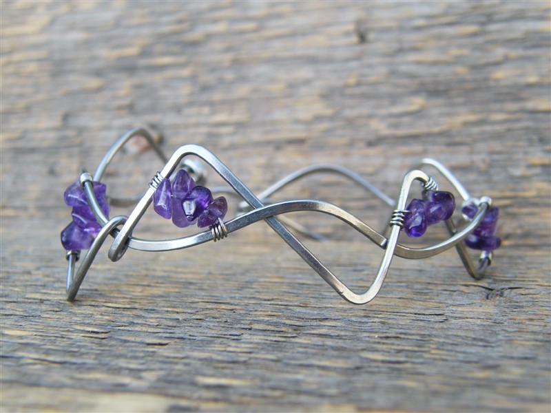 Náramek s ametystem - tepaná chirurgická ocel