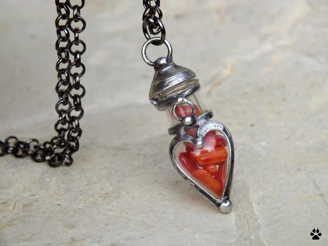 Srdíčková lahvička s korálem - náhrdelník