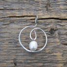 Přívěsek s bílou říční perlou - tepaná chirurgická ocel