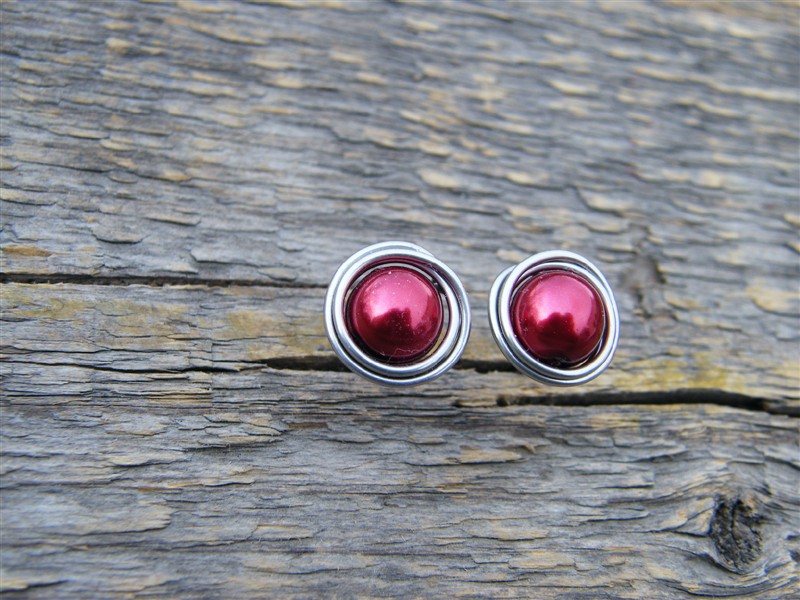 Náušnice - bodovky s tmavočervenými jabloneckými perlemi - hypoalergenní chirurgická ocel