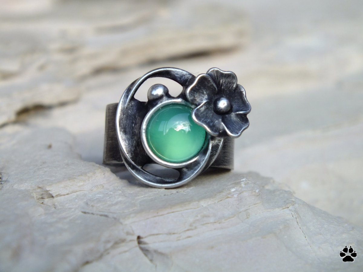 Cínovaný prsten s chalcedonem a kytičkou