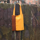 žlutá taška s háčkovaným pruhem