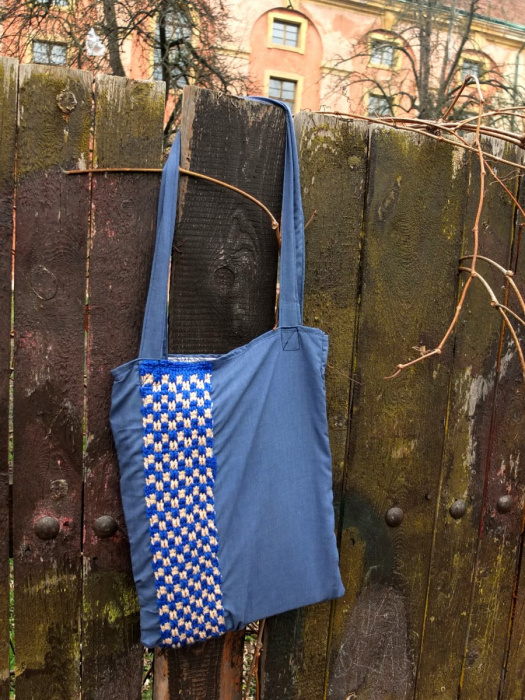 modrá taška s háčkovaným pruhem