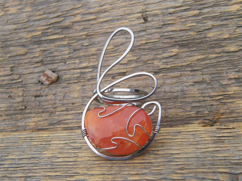 Spona na šátek (šálku) zdobená karneolem - tepaná chirurgická ocel