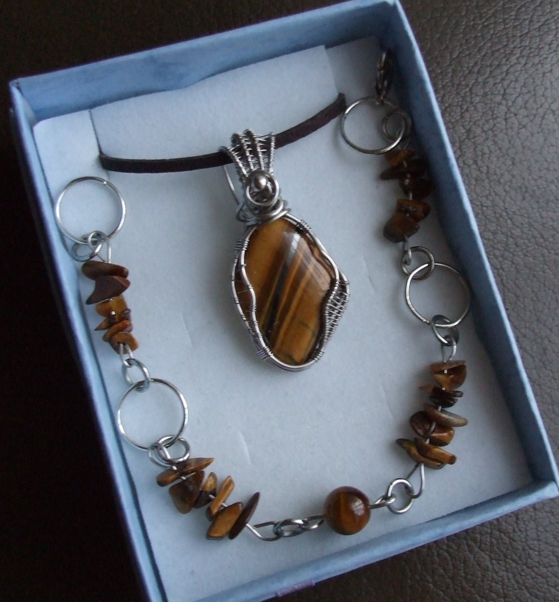 Souprava se sametovým Tygřím okem.