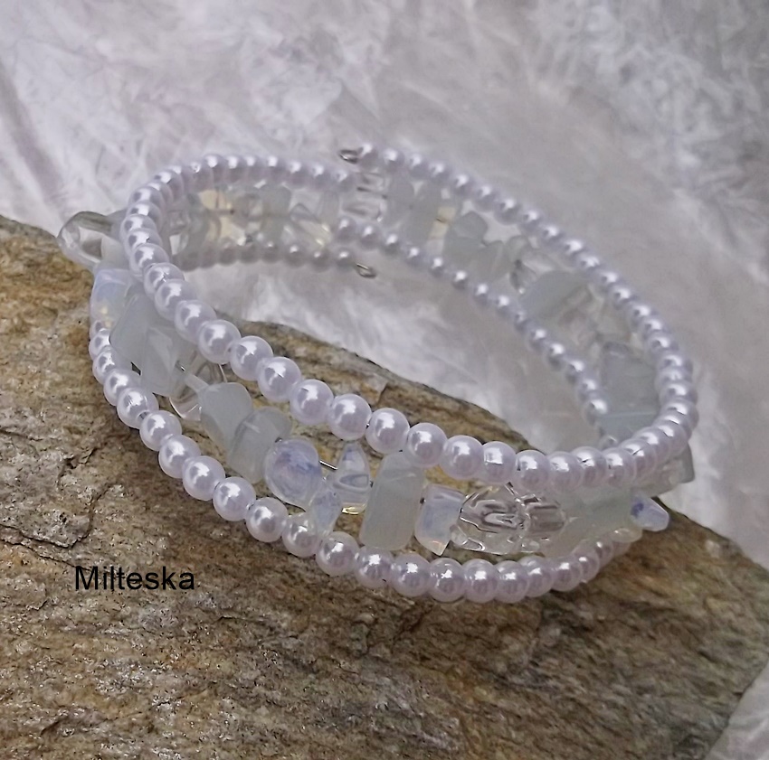 náramek- s opalitem(měsíční kámen)