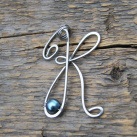 "K" jako Karolína... přívěsek z tepané chirurgické oceli zdobený říční perlou