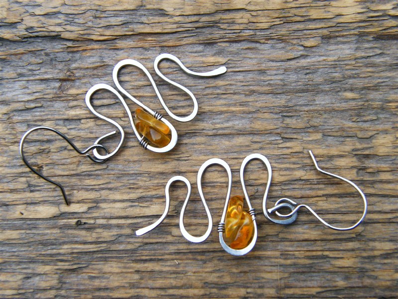 Náušnice s jantarem - tepaná chirurgická ocel