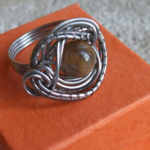 Prsten s přírodním černým slunečním kamenem.