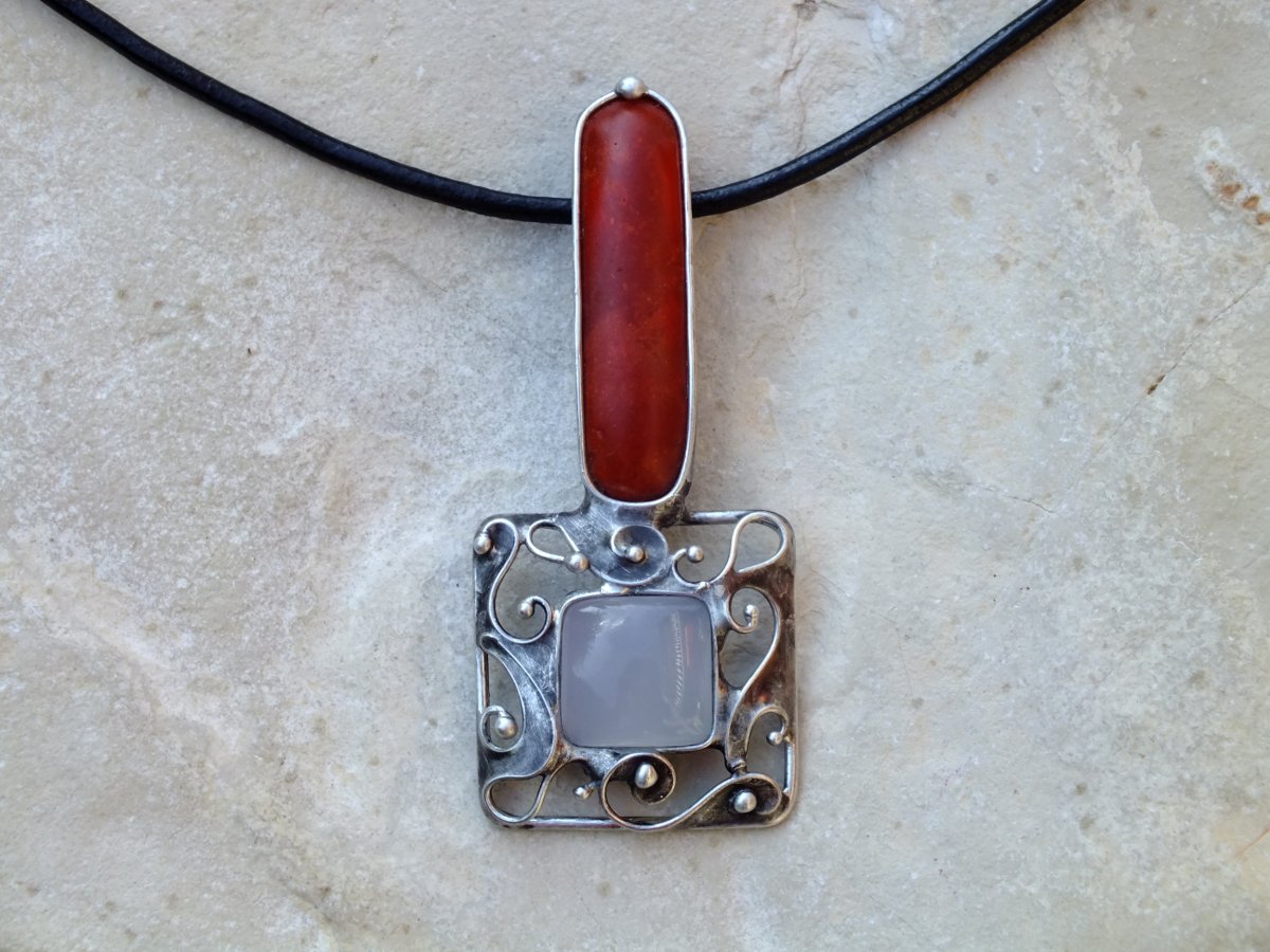 Hranatý náhrdelník - korál a chalcedon