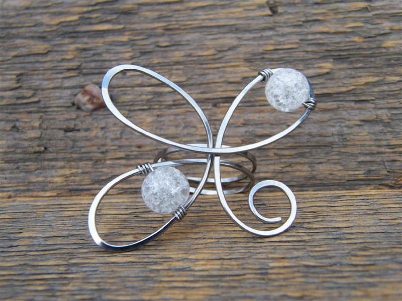 Spona na šátek (šálku) zdobená praskaným křišťálem - tepaná chirurgická ocel