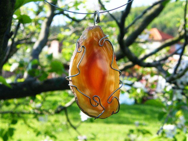 Achátový přívěsek s aplikací a obručí z chirurgické oceli