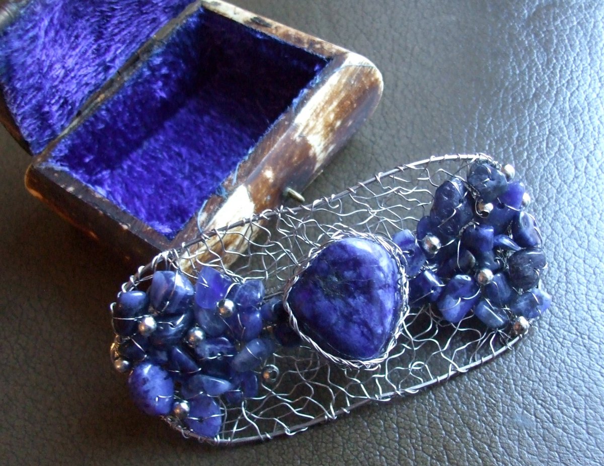 Sponka do vlasů ze Sodalitu.