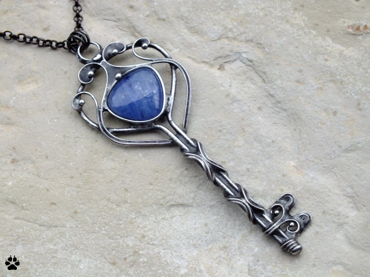 Zámecký klíč - náhrdelník s kyanitem