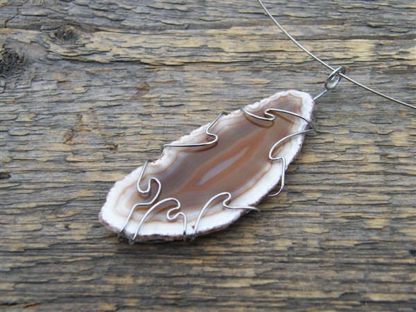 Přívěsek z achátu s aplikací a obručí z chirurgické oceli