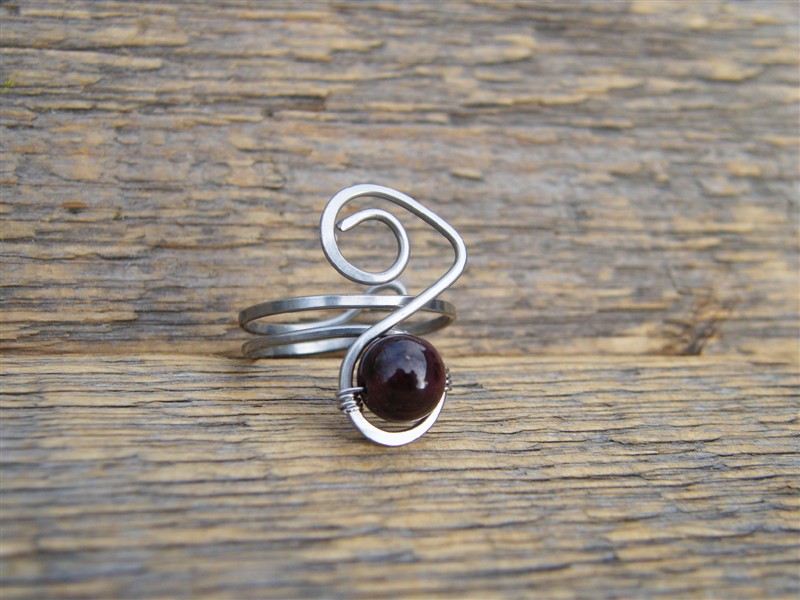 Prstýnek s kuličkou granátu - tepaná chirurgická ocel