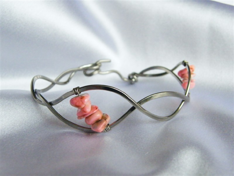 Dětský náramek s růžovými kamínky - tepaná chirurgická ocel