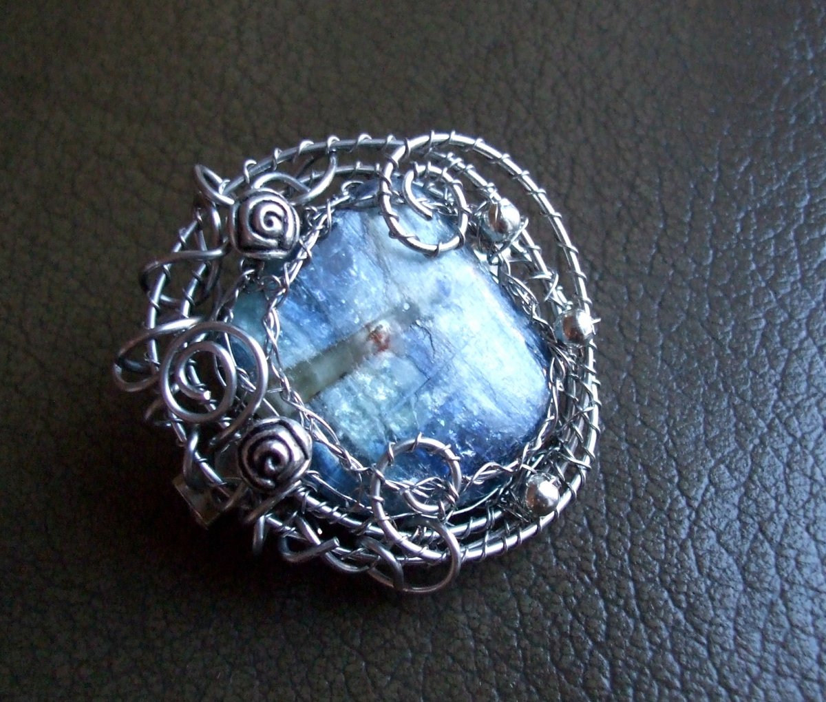 Brož s polodrahokamem Kyanitem.