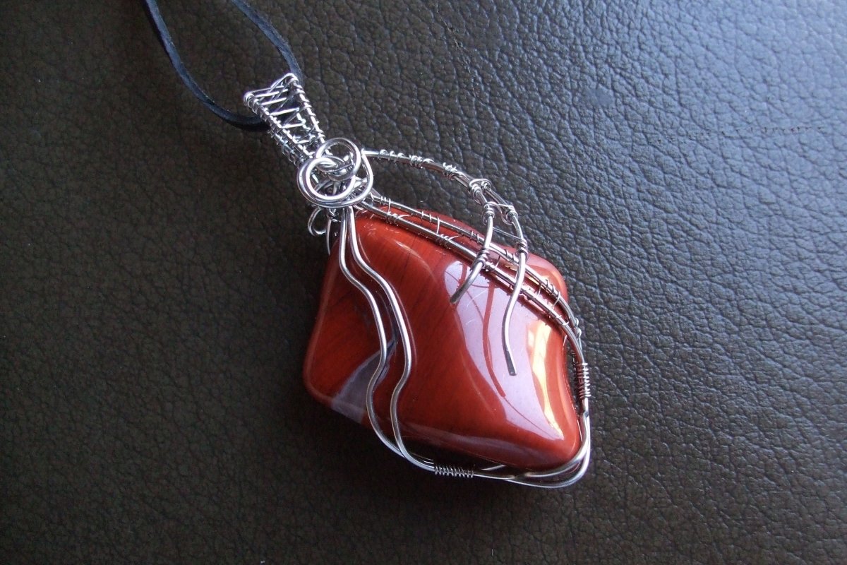 Přívěsek z minerálu Jaspis červený. 