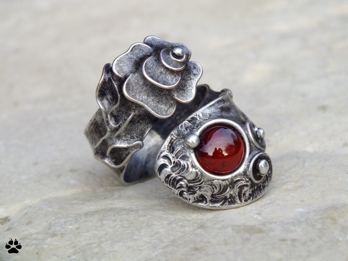 Růže - prsten s rudým granátem