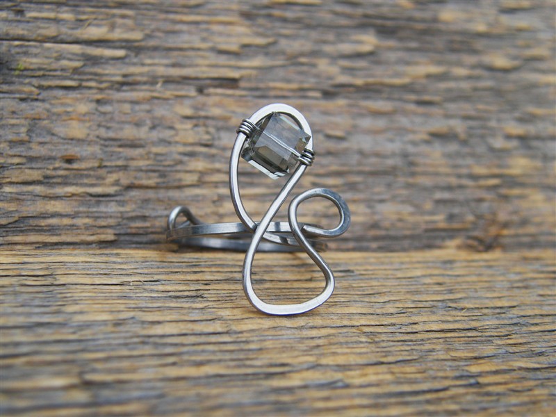 Prstýnek s křišťálem Swarovski - tepaná chirurgická ocel