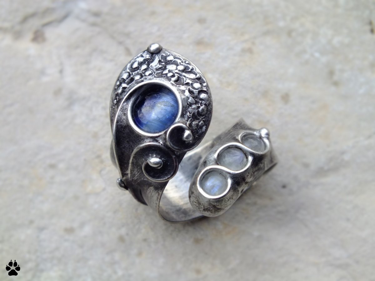 Tři měsíčkové-prsten s kyanitem a měsíčními kameny