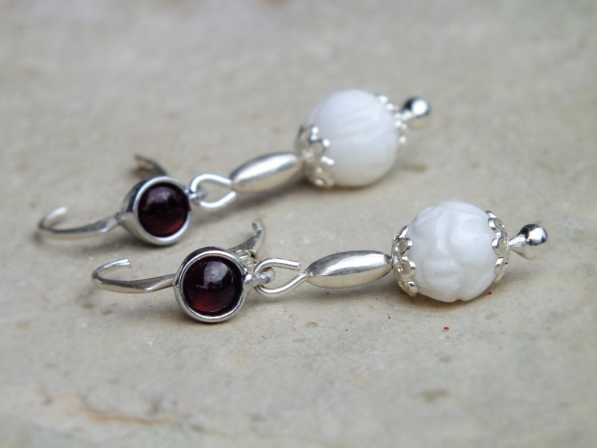 Granátové náušnice s perletí - Ag925+stříbrocín