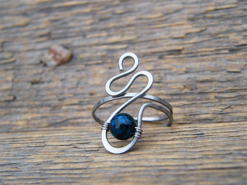 Prstýnek s kuličkou chryzokolu - tepaná chirurgická ocel