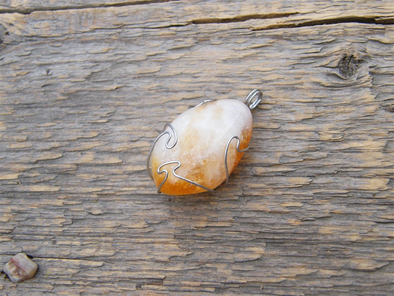 Přívěsek - citrín s aplikací z chirugického drátu