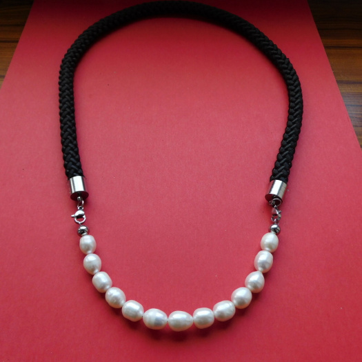 Náhrdelník   černý  s bílými pravými perlami