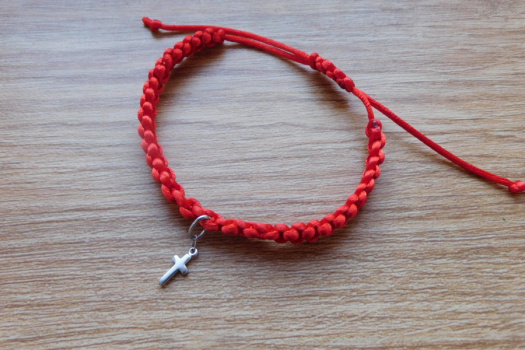 Náramek  Červený pletený Kabbalah- s mini křížkem