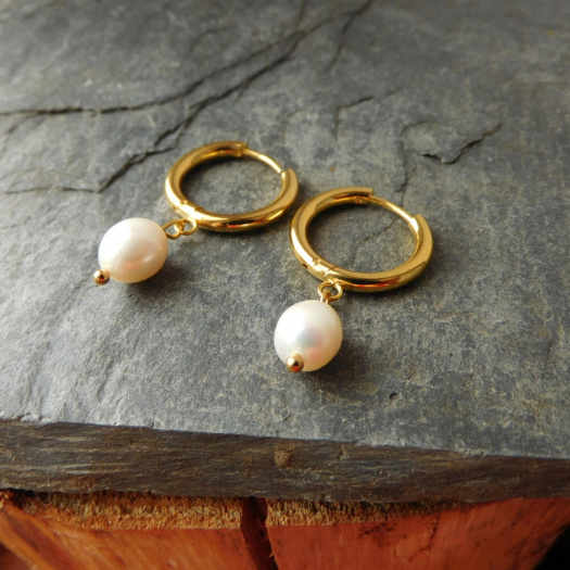 Naušnice -Zlaté nerezové kruhy s perlami