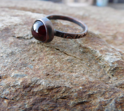 Měděný prsten  s granátem