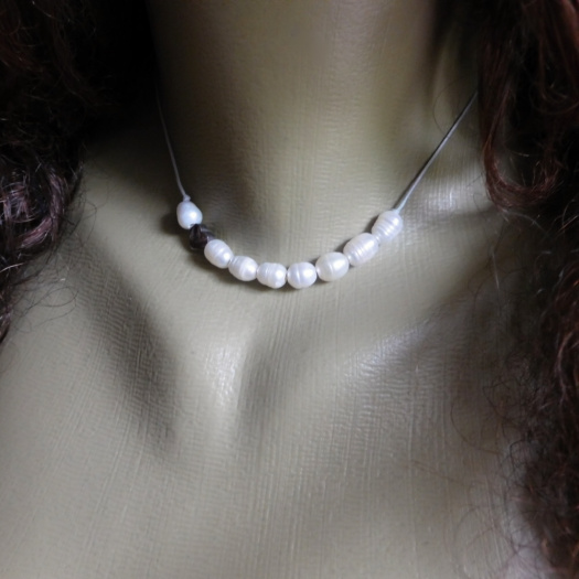 Náhrdelník bílé perly, nerez srdcd