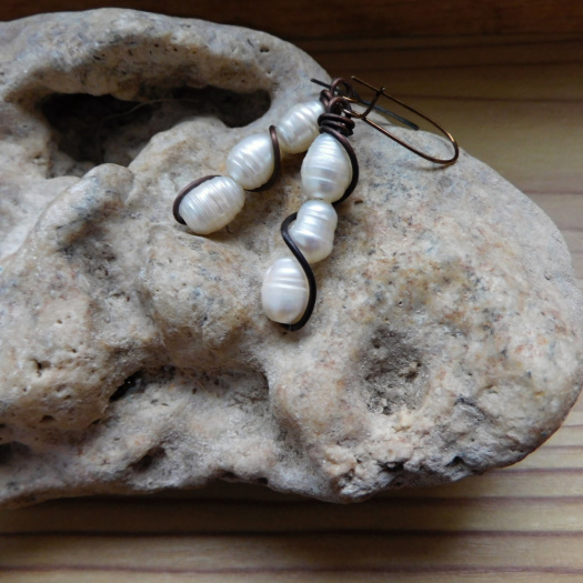 Naušnice -bílé perličky v mědi