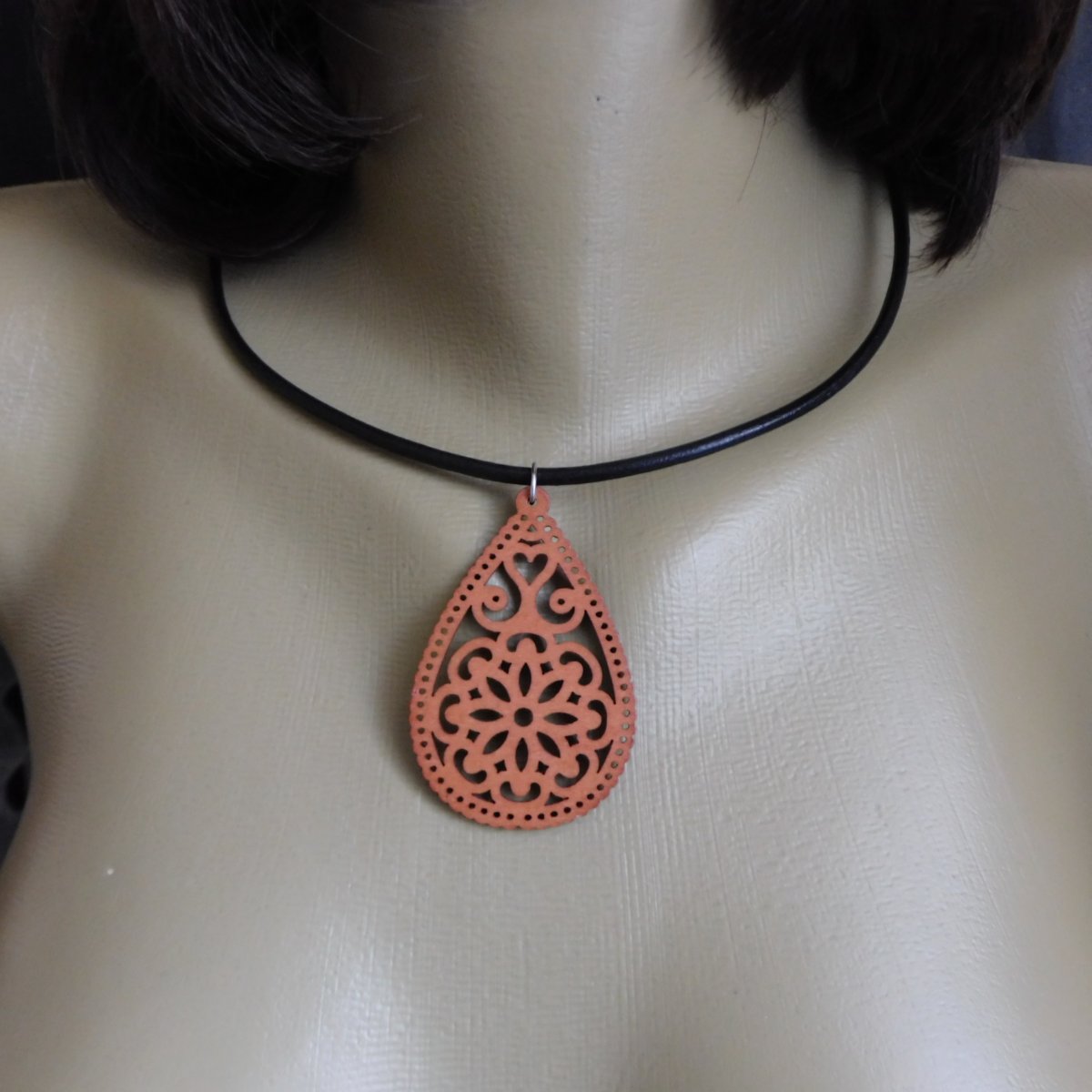 Náhrdelník -přívěšek dřevěný na kůži