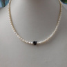 Náhrdelník-  Bílé perličky s hematitovým srdíčkem