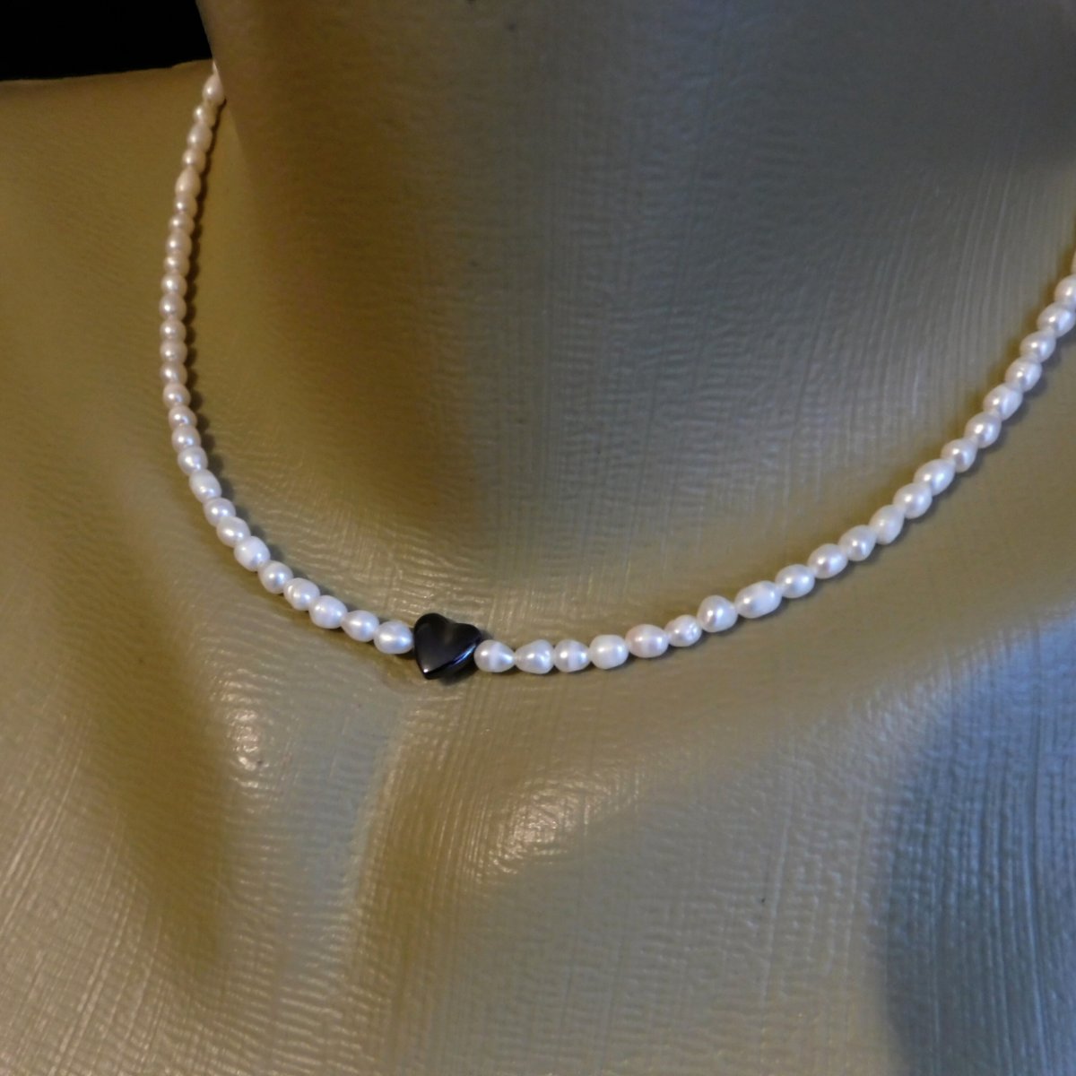Náhrdelník-  Bílé perličky s hematitovým srdíčkem