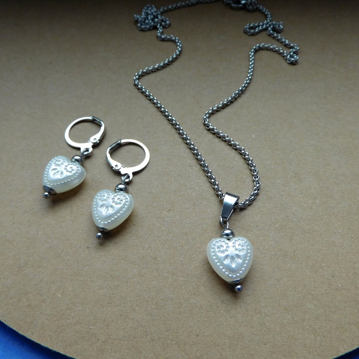 Náhrdelníi - nerez, bílé vosk. srdíčko