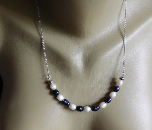 Náhrdelník   - bílé a tmavé  říční perly