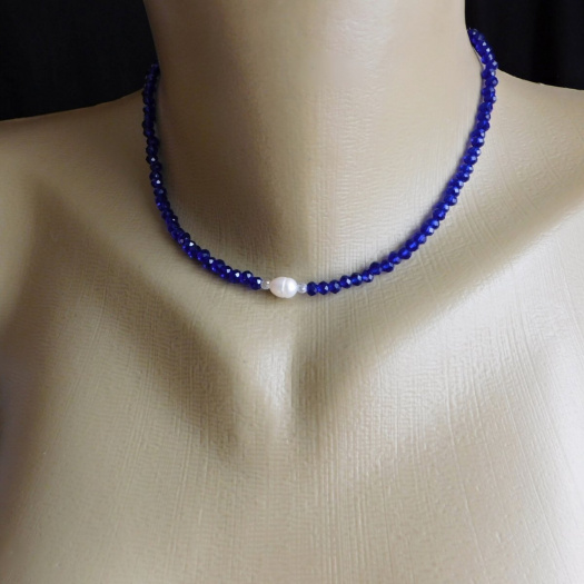 Náhrdelník   -  modrý spinel, bílá perla, nerez