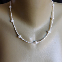 Náhrdelník-Malé a větší bílé pravé perličky