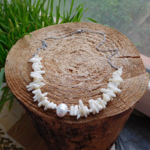 Náhrdelník  - Bílý  sekaný korál + říční perla