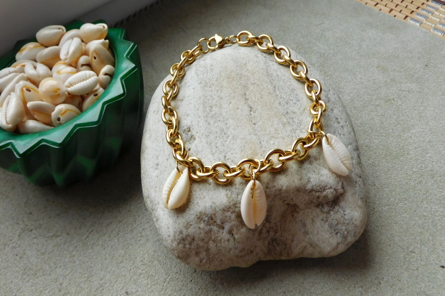 Náramek  -pevný nerezový řetěz s mušličkami