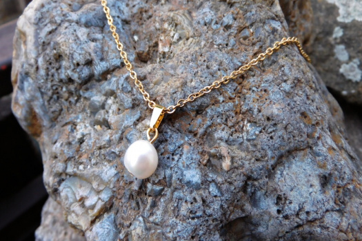 Náhrdelník -Nerez pozlacená s bílou říční perlou