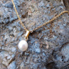 Náhrdelník -Nerez pozlacená s bílou říční perlou