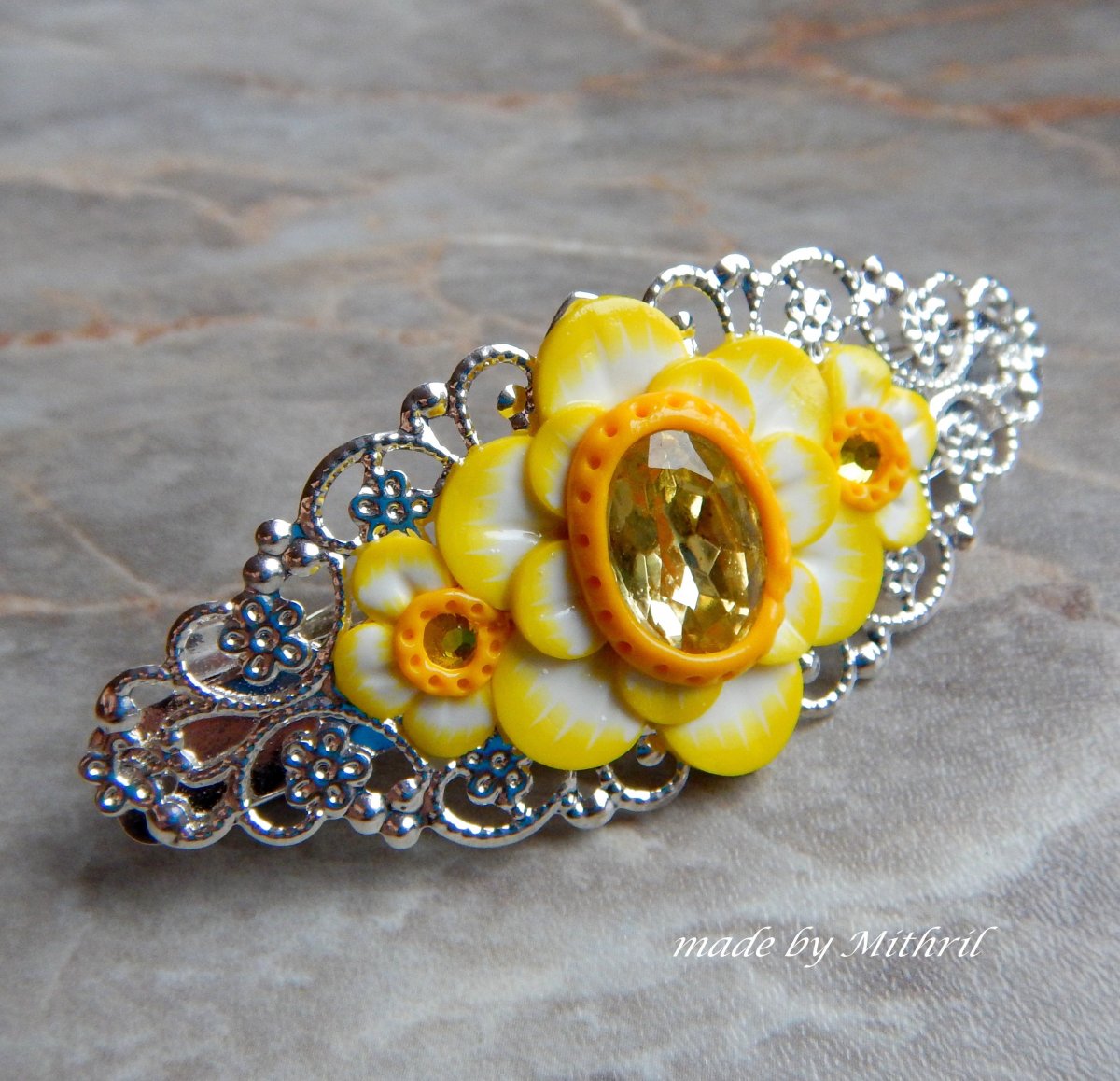 Něžná filigránová spona