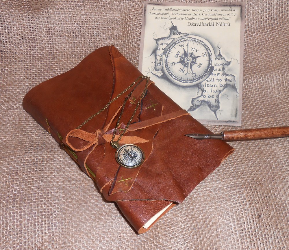Kožený zápisník + přívěsek kompasu