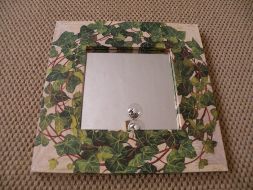 Dřevěné zrcadlo s břečťanovými listy